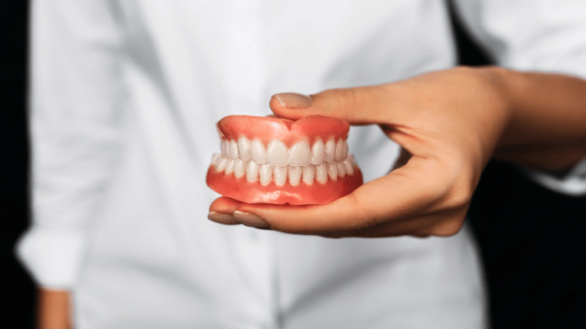 معرفی انواع دندان مصنوعی برای لثه صاف + مراقبتهای لازم