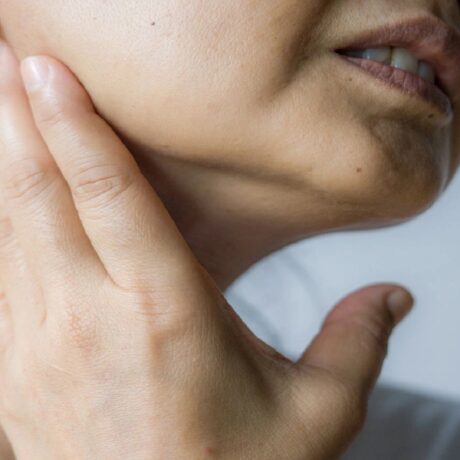 همه چیز درباره درد فک: از دلایل بروز تا راه‌های درمان