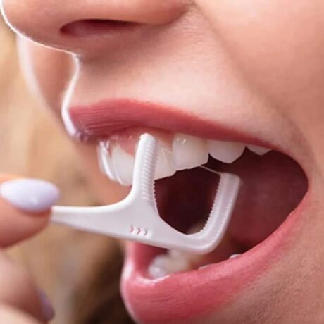 نحوه استفاده از نخ دندان؛ راهنمای کامل استفاده، فواید و اشتباهات رایج